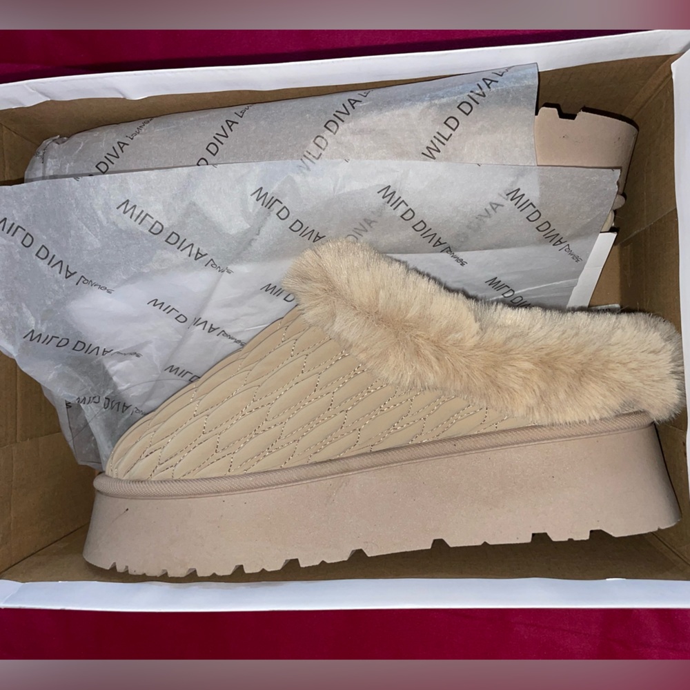 Super Cute and Comfy Faux Fur Slippers 🤎🤍